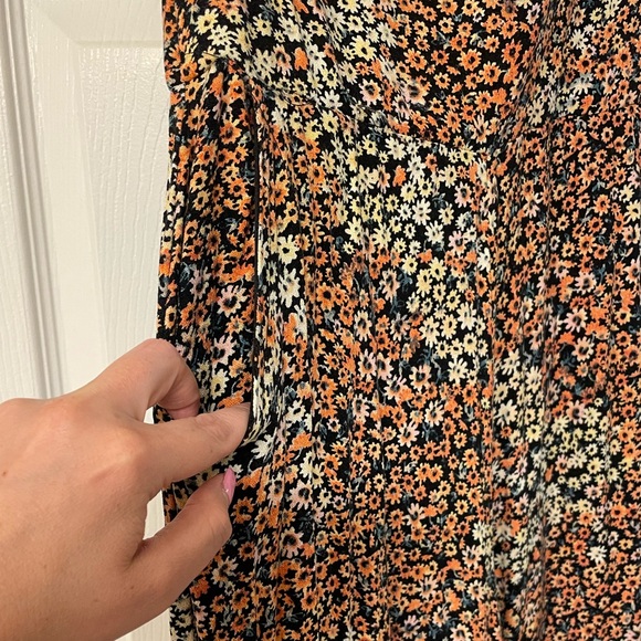 Floral pantsuit/romper, gently used, size s - Picture 6 of 8